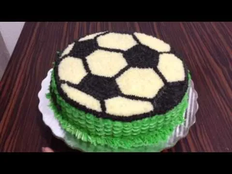 Pastel con betún de mantequilla con diseño de "balón de fútbol ... Pastel con betún de mantequilla con diseño de "balón de fútbol ...