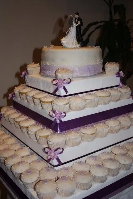 Pastel para boda en color morado - Foro Banquetes - bodas.com.mx