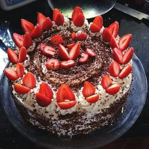 pastel de chocolate, decorado con fresas | Postres | Pinterest ...