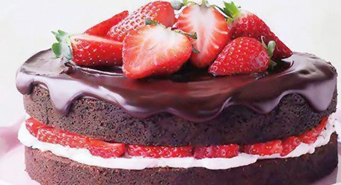 Pastel de chocolate con fresas | Recetas para Postres