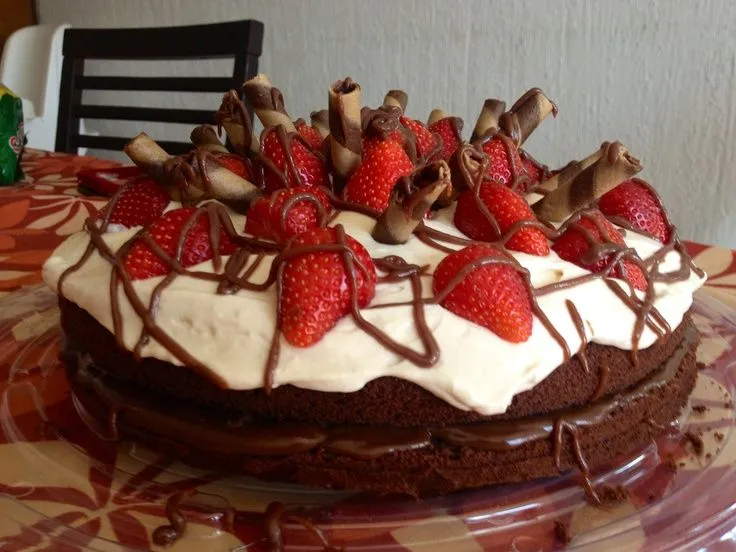 Pastel de chocolate con relleno de coca, encima betún de queso ...