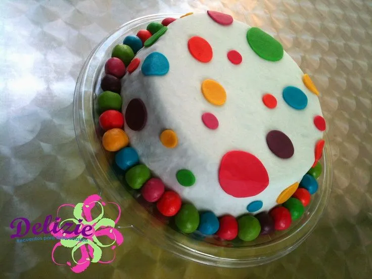 Pastel de cumpleaños sabor chocolate decorado con fondant ...