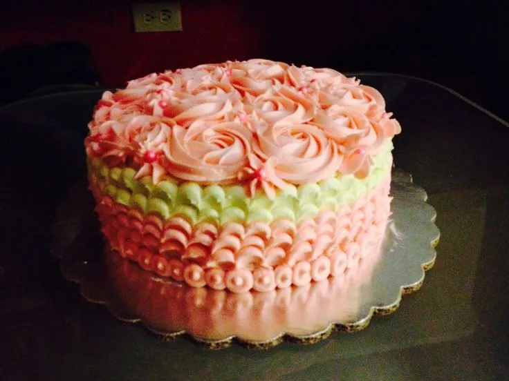Pastel decorado con rosas de betún de mantequilla | Rose's Cake ... Pastel decorado con rosas de betún de mantequilla | Rose's Cake ...