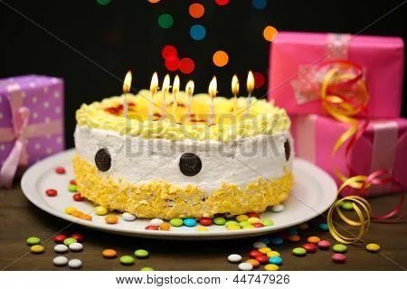 Pastel de feliz cumpleaños y regalos, sobre fondo negro Fotos ...