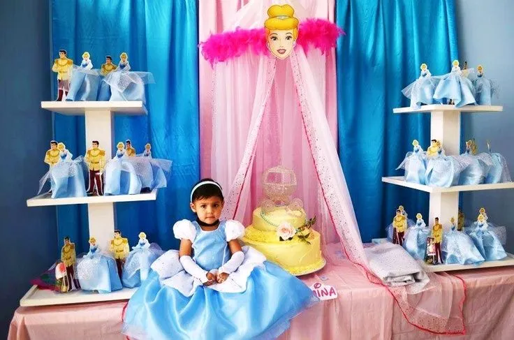 Pastel para fiesta infantil con tema de cinderella, adornado con ...