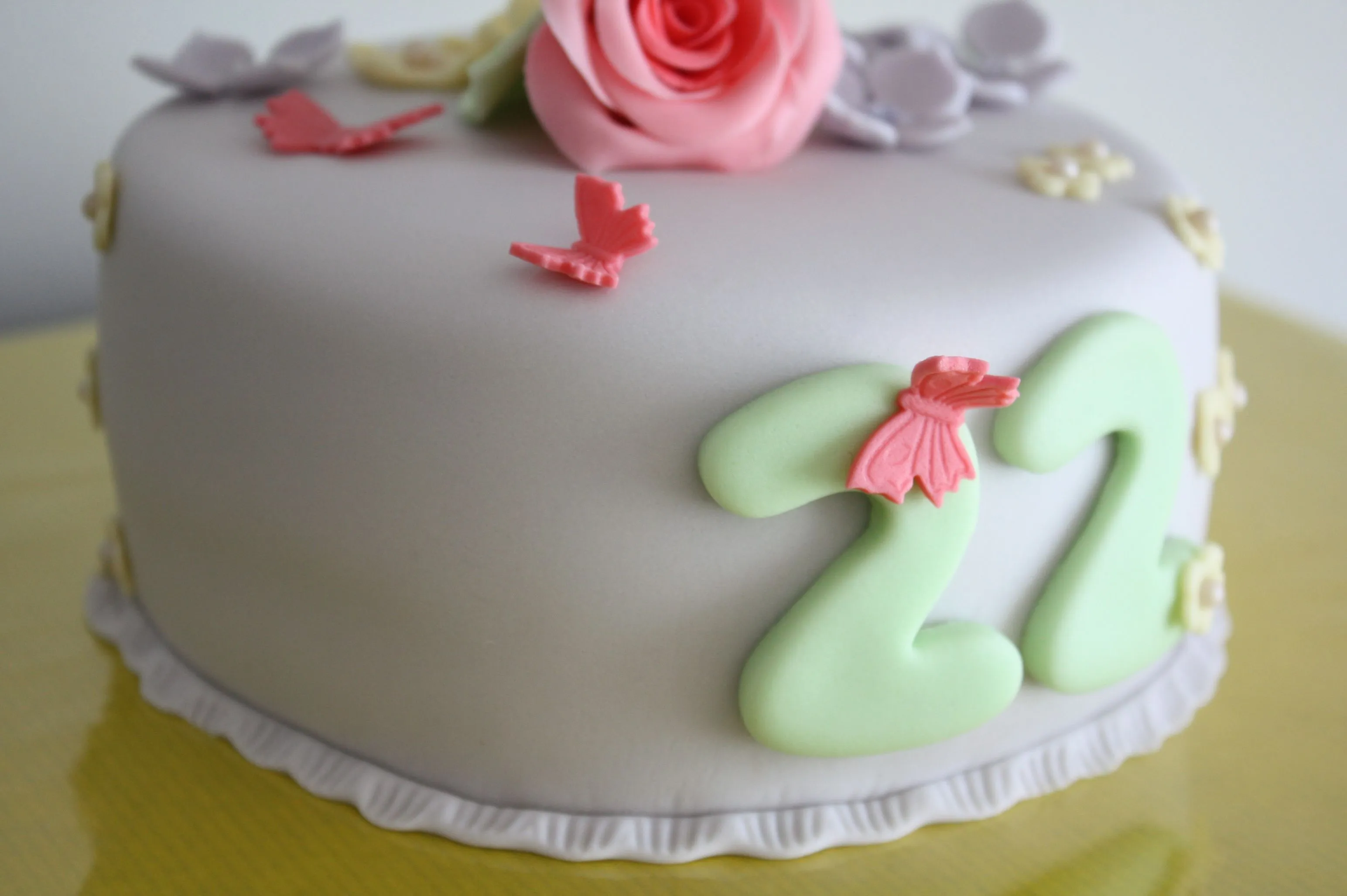 Pastel fondant de flores y mariposas | sweetthings