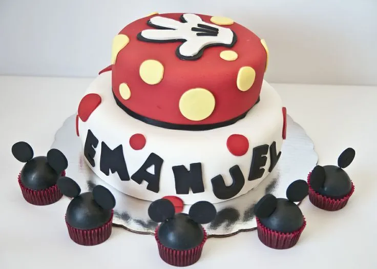 Pastel de Mickey Mouse acompañado de Cupcakes del personaje de ... Pastel de Mickey Mouse acompañado de Cupcakes del personaje de ...