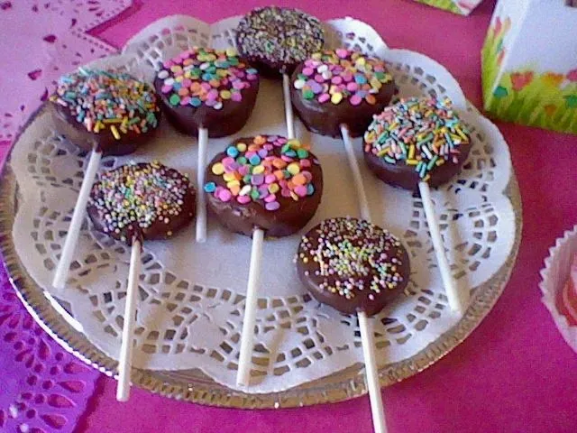 Pastel de Rosita Fresita con fresas con cobertura de chocolate ... Pastel de Rosita Fresita con fresas con cobertura de chocolate ...