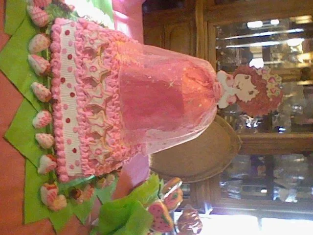 Pastel de Rosita Fresita con fresas con cobertura de chocolate ... Pastel de Rosita Fresita con fresas con cobertura de chocolate ...