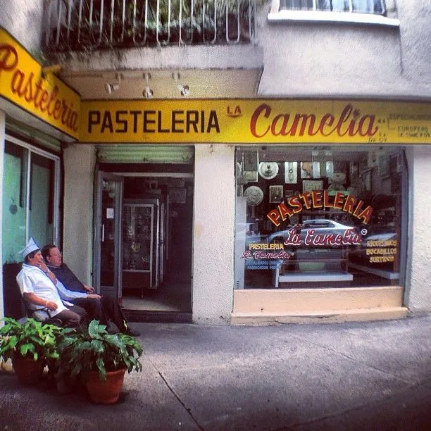 Pastelería La Camelia con el panadero descansando afuera. | Flickr ...
