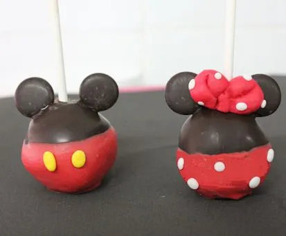 Cómo hacer cake pops o bizcobolas que recuerdan a Mickey y a ...
