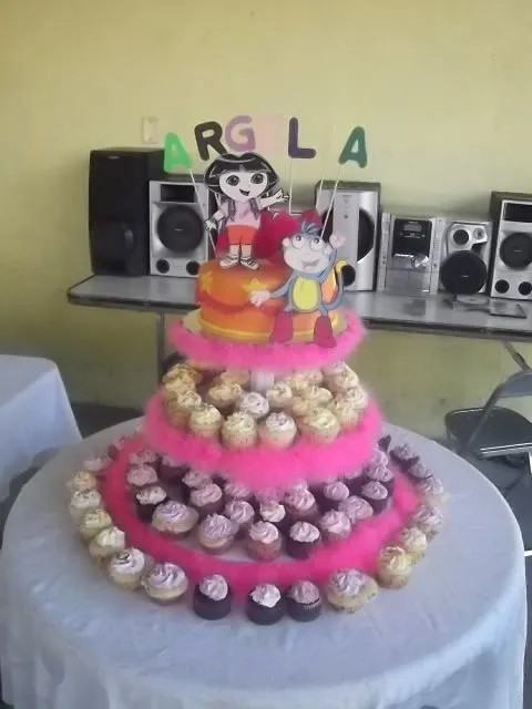 torre de cupcakes dora la exploradora torre con 100 cupkaces decorados ...