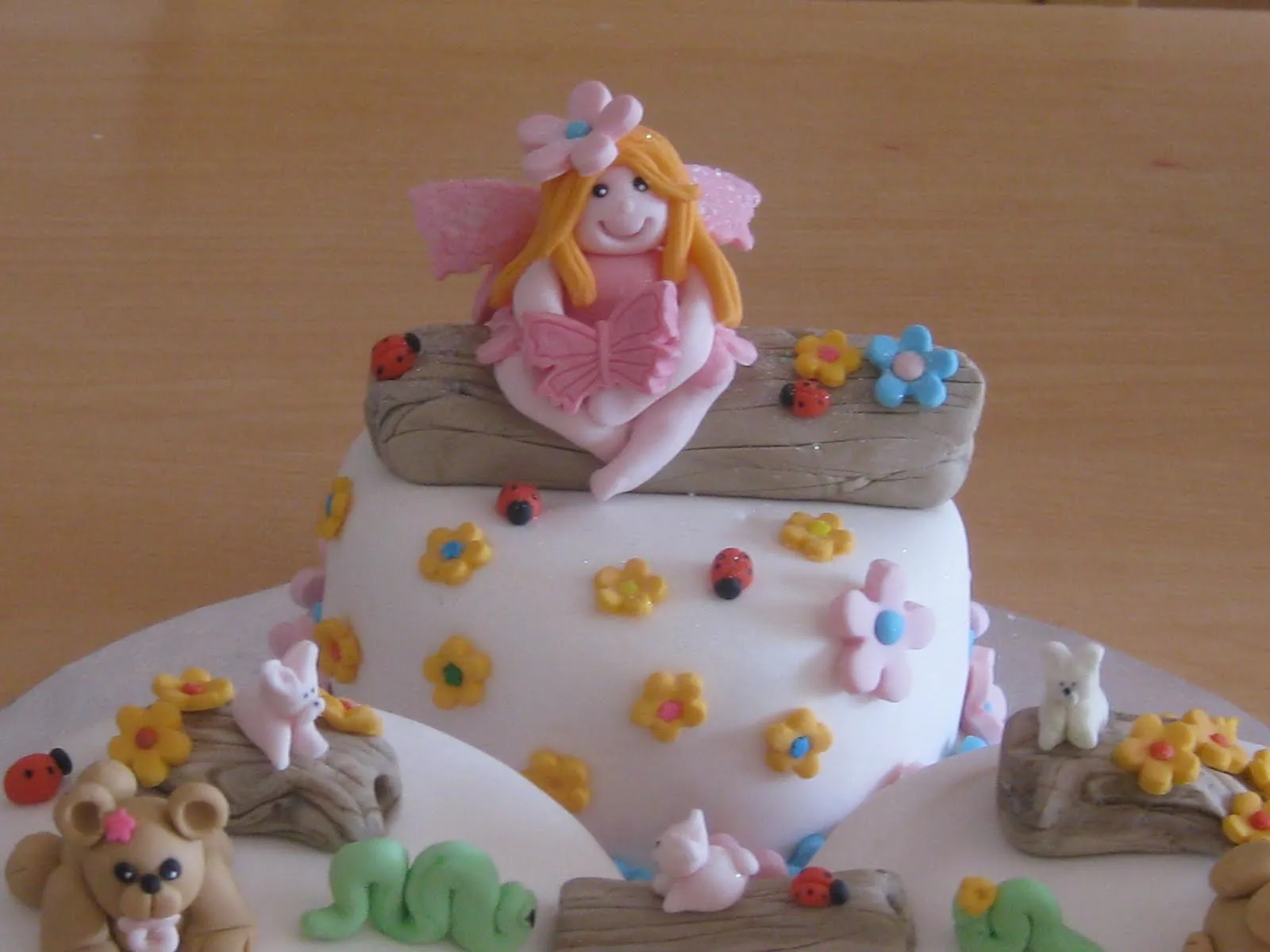 PASTELES DE ENSUEÑO: Tarta hada en el paraíso. Tarta fondant. PASTELES DE ENSUEÑO: Tarta hada en el paraíso. Tarta fondant.