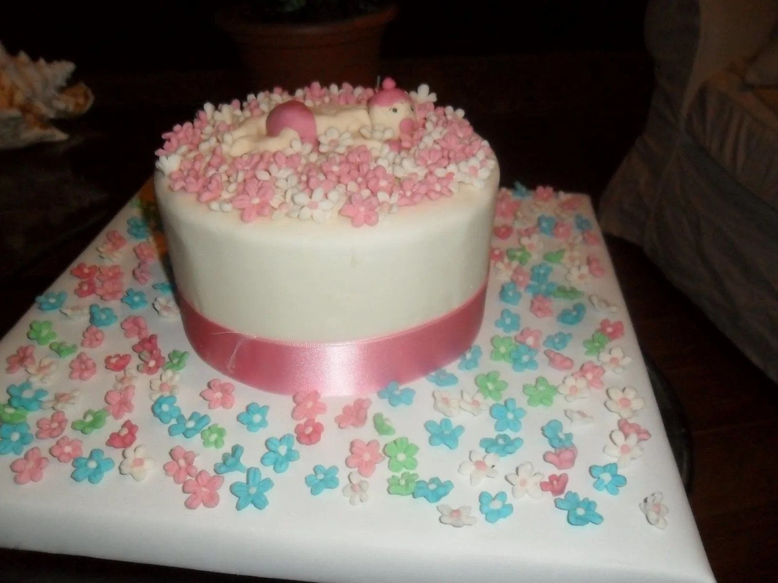 Azúcar y Amor: TARTA FONDANT PARA BAUTIZO DE ALEXIA Azúcar y Amor: TARTA FONDANT PARA BAUTIZO DE ALEXIA