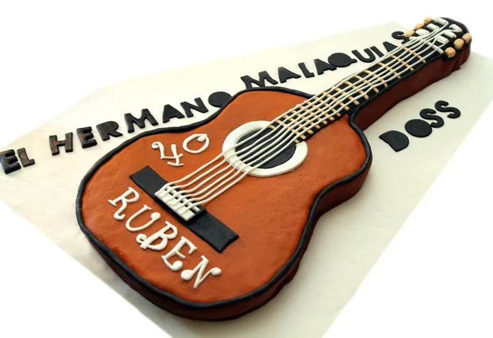 Pasteles en forma de guitarra - Imagui