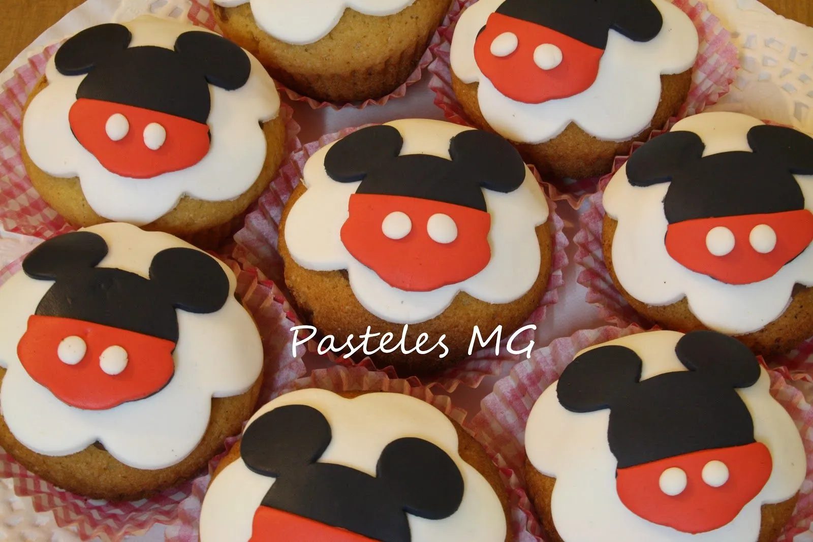 Pasteles MG: Tarta La Casa de Mickey Mouse (y Cupcakes a juego). Pasteles MG: Tarta La Casa de Mickey Mouse (y Cupcakes a juego).
