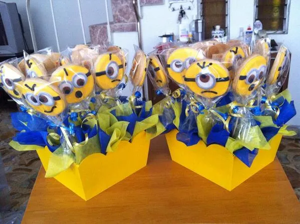 PasteLucas on Twitter: "Centros de mesa con palegalletas Minions ... PasteLucas on Twitter: "Centros de mesa con palegalletas Minions ...