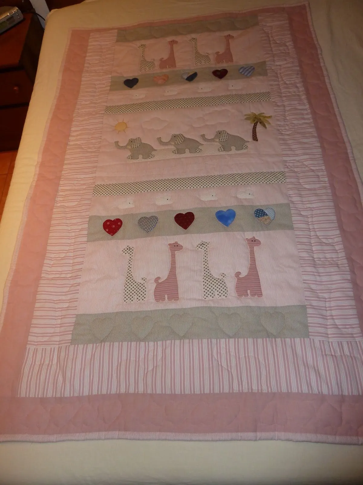 Patchwork Maniaca: Dos colchas infantiles una bordada de Redwork Patchwork Maniaca: Dos colchas infantiles una bordada de Redwork