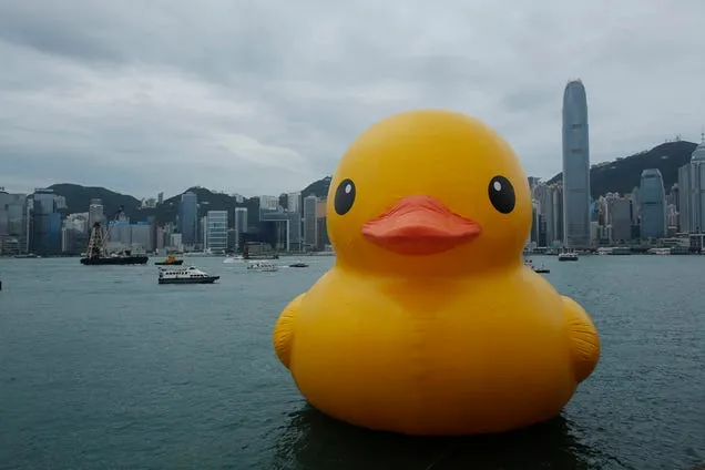Un patito de goma de 16 metros arriba al puerto de Hong Kong [ Un patito de goma de 16 metros arriba al puerto de Hong Kong [