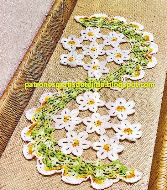 Patrón de camino de mesa tejido al crochet con flores y diseño en ... Patrón de camino de mesa tejido al crochet con flores y diseño en ...