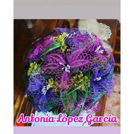 PATRÓN ENCAJE DE BOLILLOS GRATIS RAMO FLORES Flor y hoja tejidos en encaje  de bolillos con hilo LACE 3 cabos