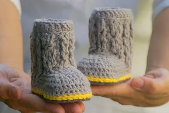 Patrón de ganchillo para bebé Cable botas con por TwoGirlsPatterns Patrón de ganchillo para bebé Cable botas con por TwoGirlsPatterns