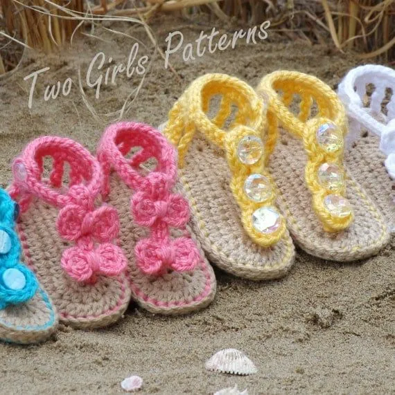 Patrón de ganchillo bebé sandalia 2 versiones por TwoGirlsPatterns