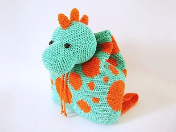 Patrón de gancho para mochila de dinosaurio. Un por chabepatterns Patrón de gancho para mochila de dinosaurio. Un por chabepatterns