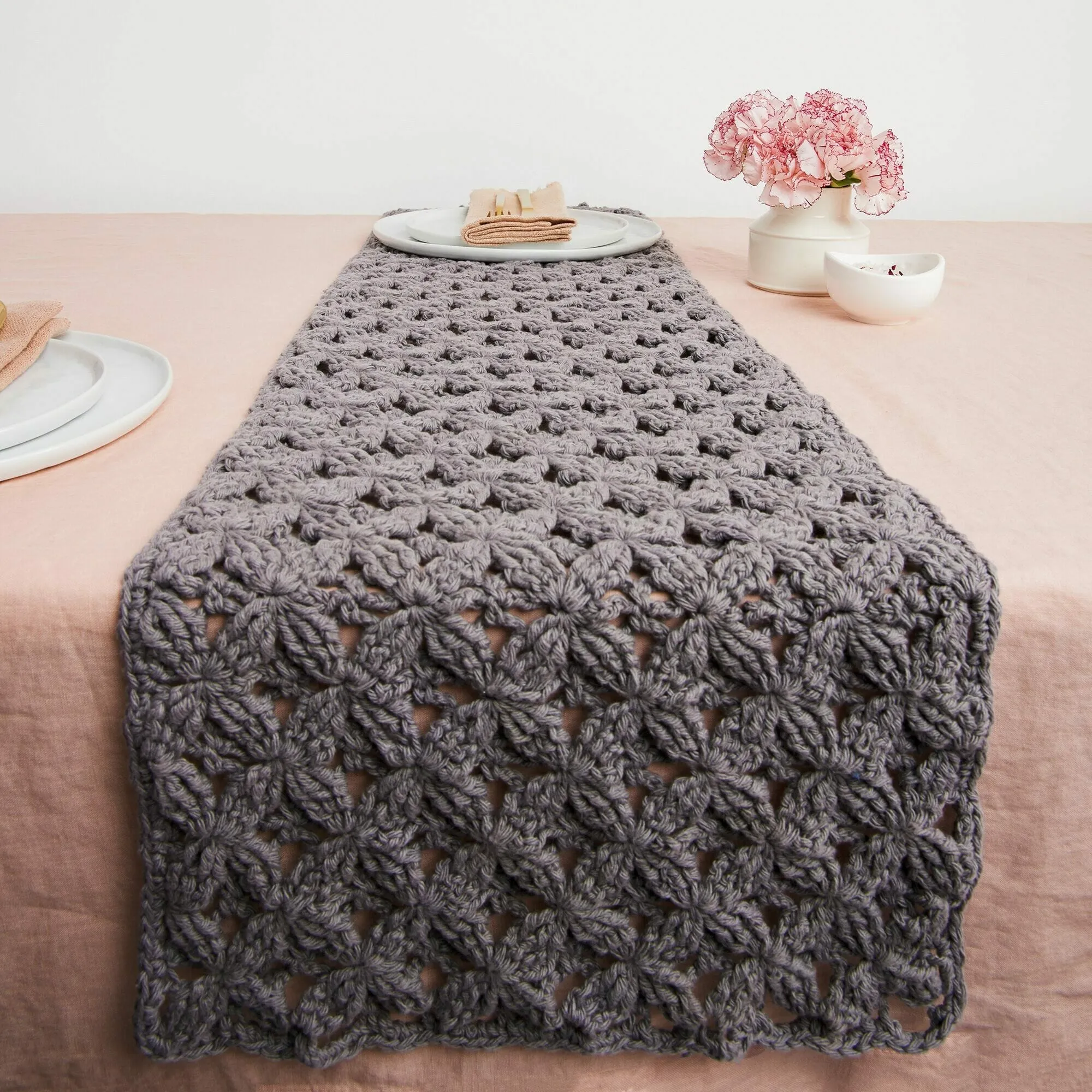 PATRÓN GRATIS Camino de Mesa en Crochet con Apariencia del Macrame - Crochetisimo PATRÓN GRATIS Camino de Mesa en Crochet con Apariencia del Macrame - Crochetisimo
