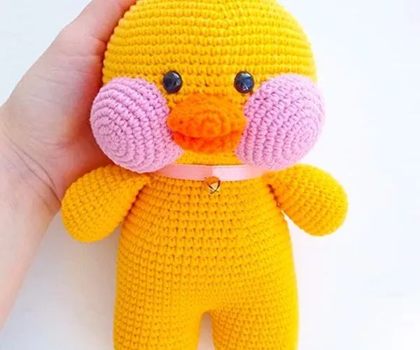 PATRÓN GRATIS Pato Lalafan Peluche Amigurumi paso a paso - Crochetisimo