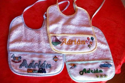 Baberos con el nombre de Adrián en punto de cruz Baberos con el nombre de Adrián en punto de cruz