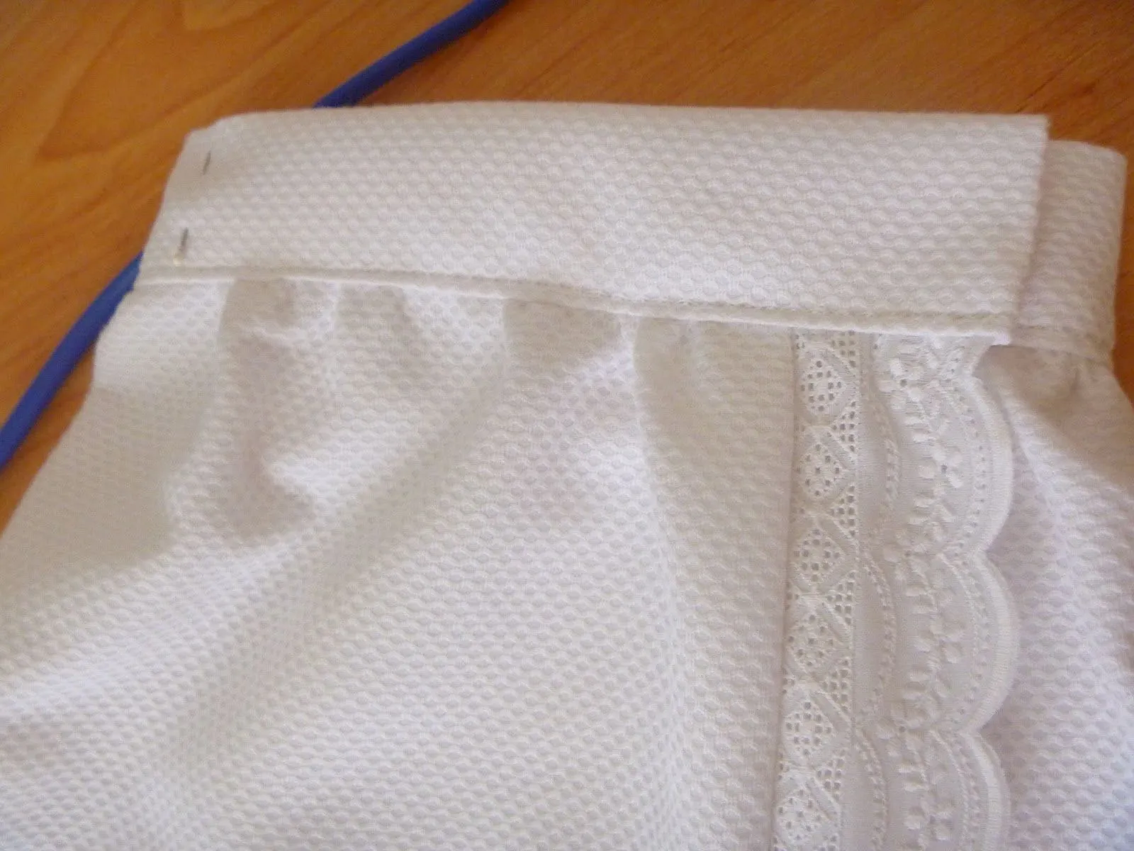 Con dos patucos: DIY: Faldón para recién nacido Con dos patucos: DIY: Faldón para recién nacido