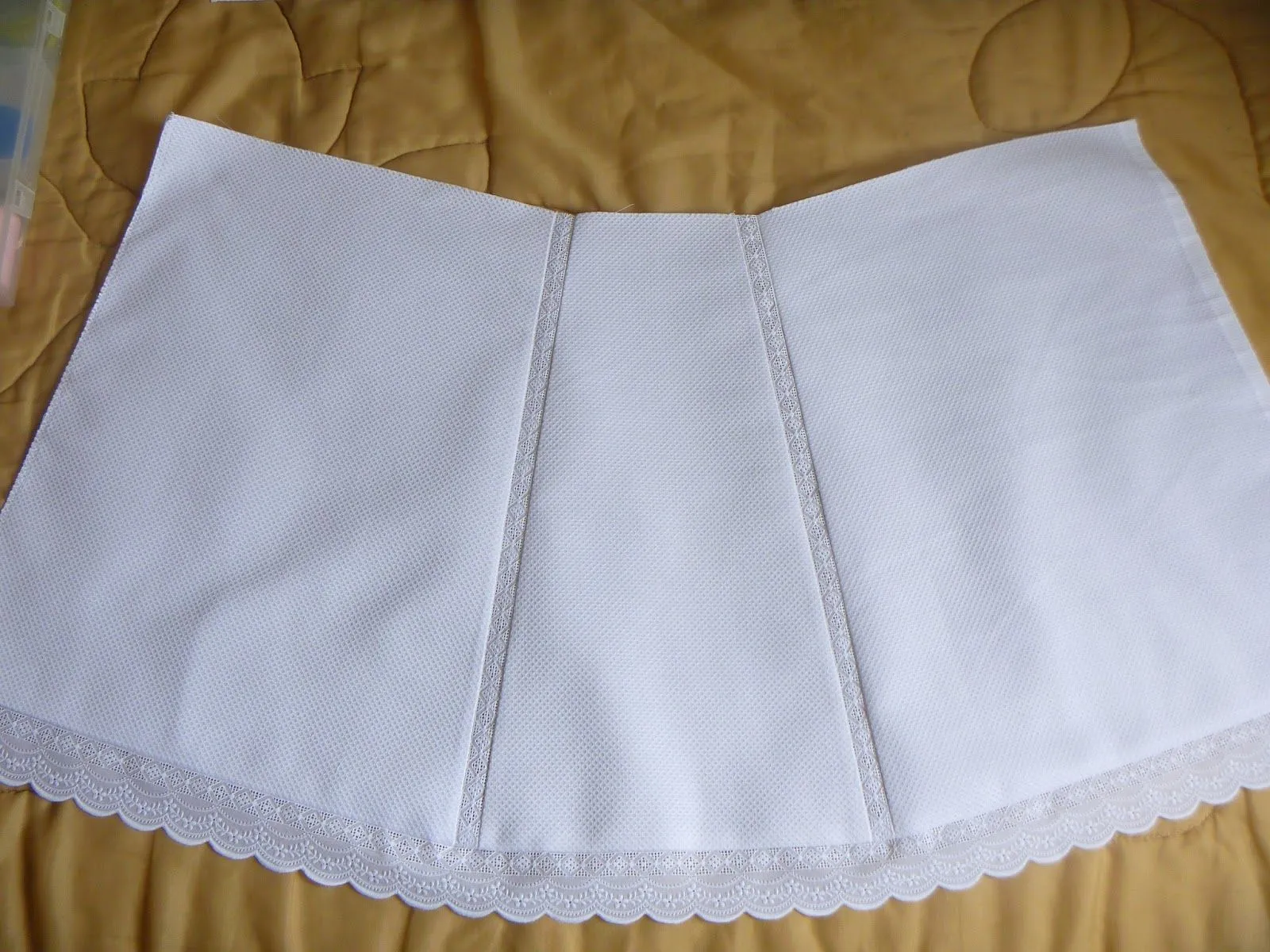 Con dos patucos: DIY: Faldón para recién nacido Con dos patucos: DIY: Faldón para recién nacido