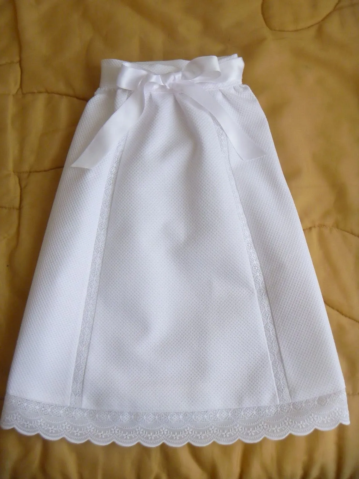 Con dos patucos: DIY: Faldón para recién nacido Con dos patucos: DIY: Faldón para recién nacido