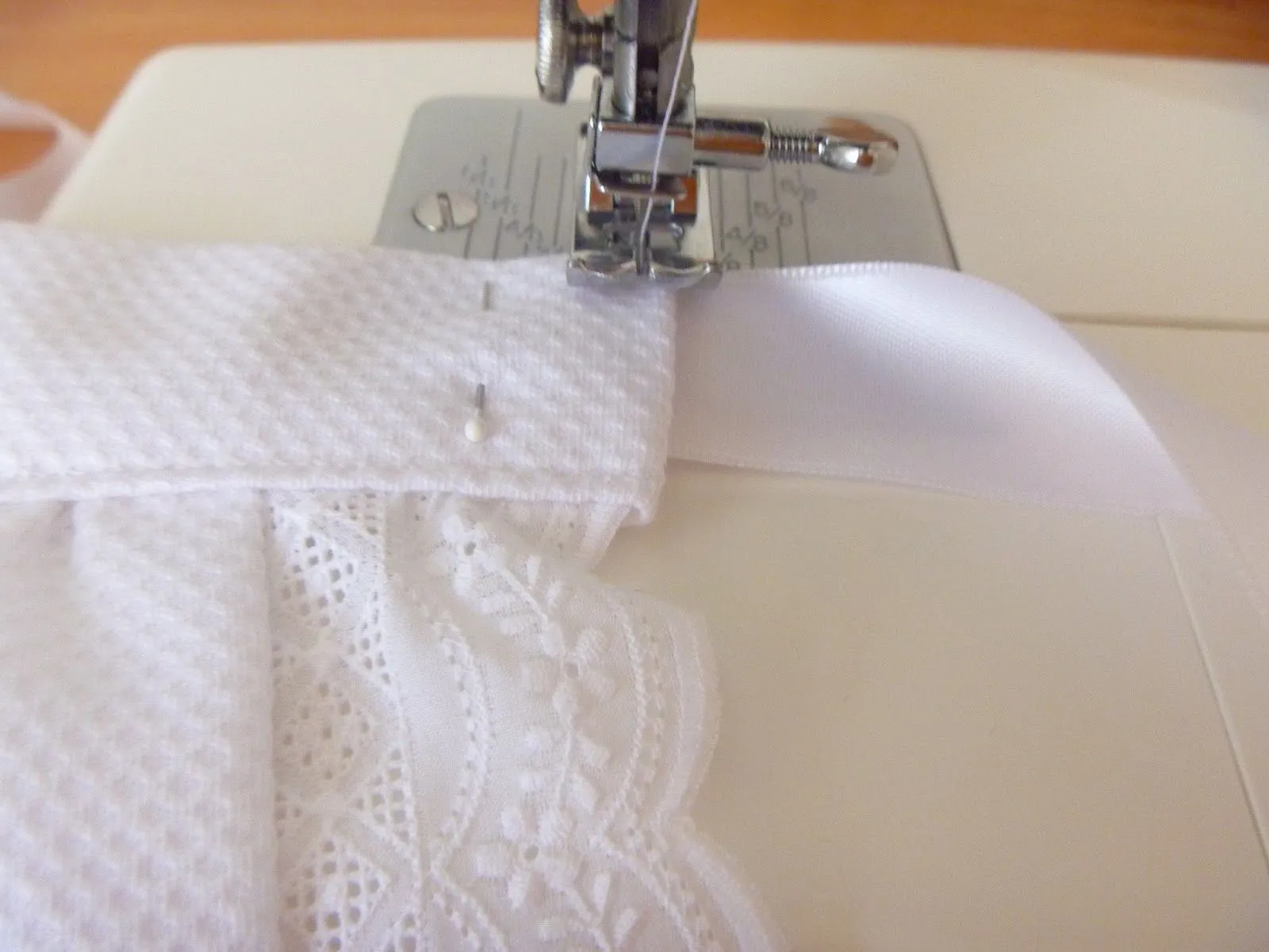 Con dos patucos: DIY: Faldón para recién nacido