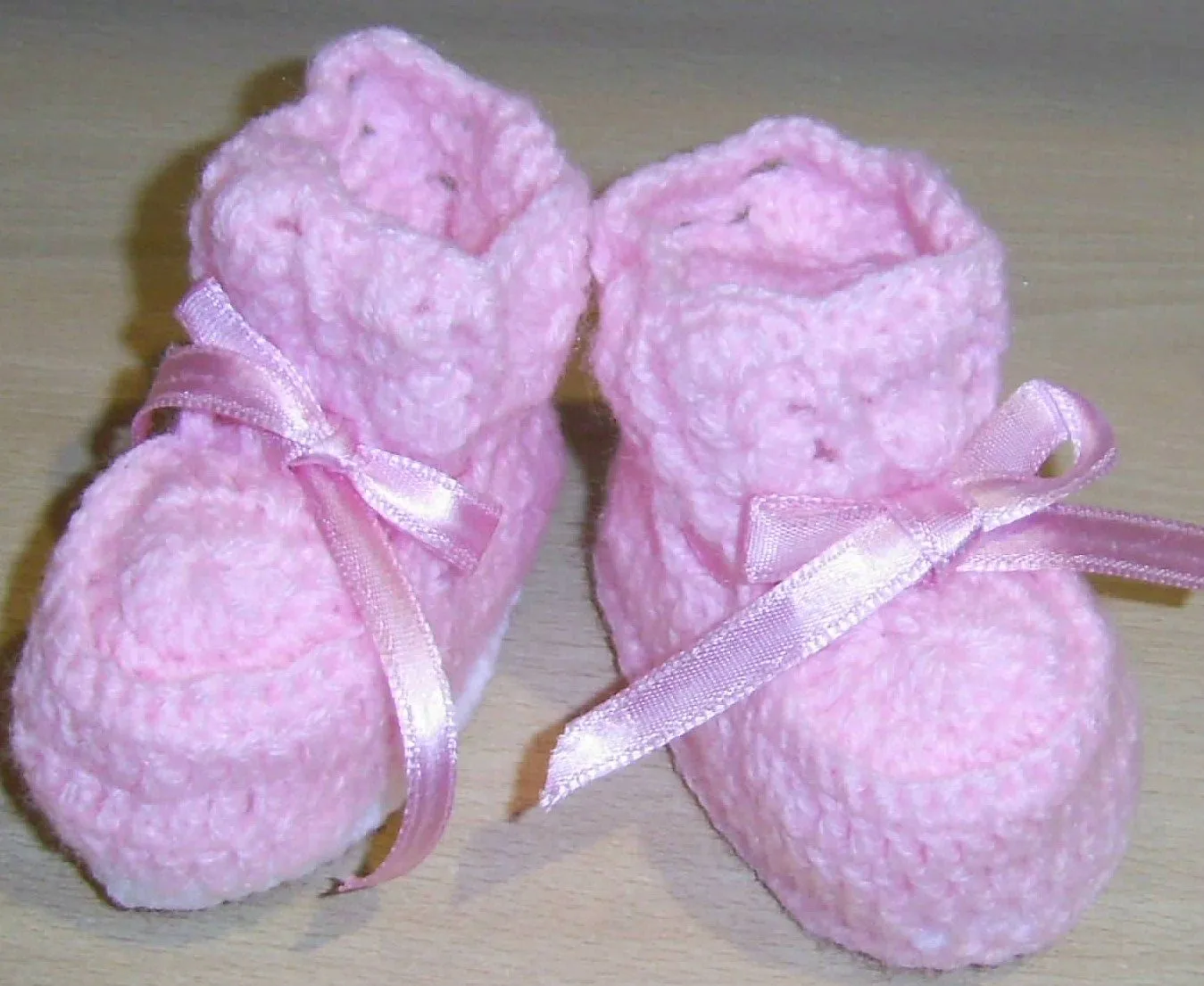 Patucos de lana modelo bota de bebe color rosa