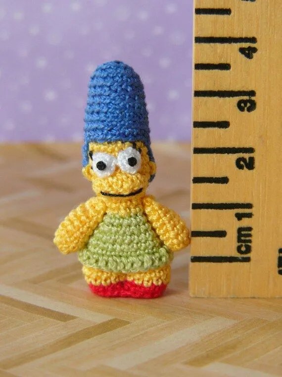 PDF patrón Crochet miniatura Marge Simpson por MuffaMiniatures