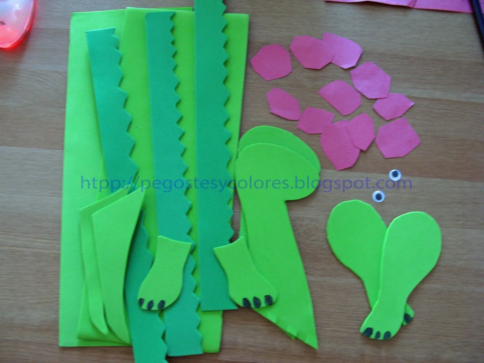 Pegostes y Colores: Portalápices de Dinosaurio de Foamy Pegostes y Colores: Portalápices de Dinosaurio de Foamy