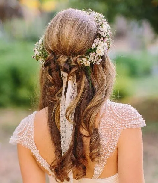Peinado de novia semi recogido con tiara de flores. | primera ... Peinado de novia semi recogido con tiara de flores. | primera ...