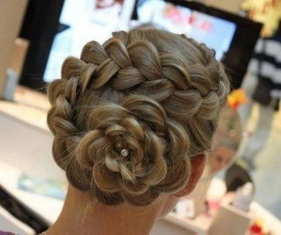 PEINADO TRENZA EN FLOR PASO A PASO ~ Bella en Casa. PEINADO TRENZA EN FLOR PASO A PASO ~ Bella en Casa.
