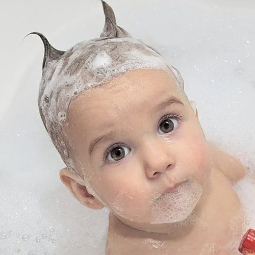 Hacer peinados en el baño del bebé - Juegos para el baño del bebé Hacer peinados en el baño del bebé - Juegos para el baño del bebé