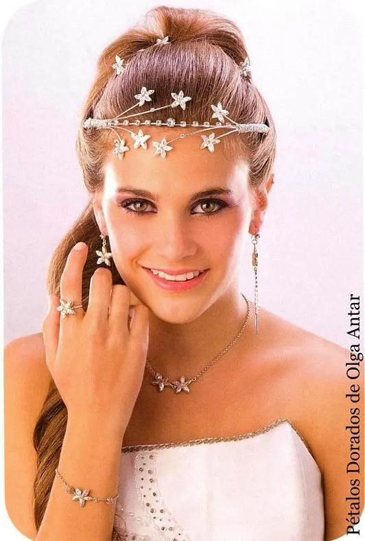 Peinados y tocados para quinceañeras | AquiModa.com: vestidos de ... Peinados y tocados para quinceañeras | AquiModa.com: vestidos de ...