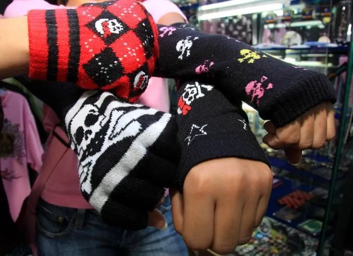 Pelea entre “Emos” causa pánico en un centro comercial de ... Pelea entre “Emos” causa pánico en un centro comercial de ...