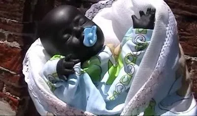  ... que la película no podía ponerse aun mejor, aparece un bebé negro