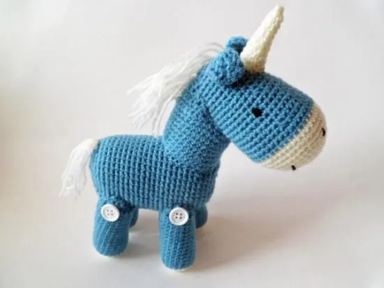 Peluche amigurumi de un unicornio tejido a mano con lana 100 ...