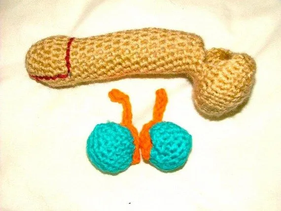 Pene Crochet felpa con testículos extraíbles por AnOptimisticCynic