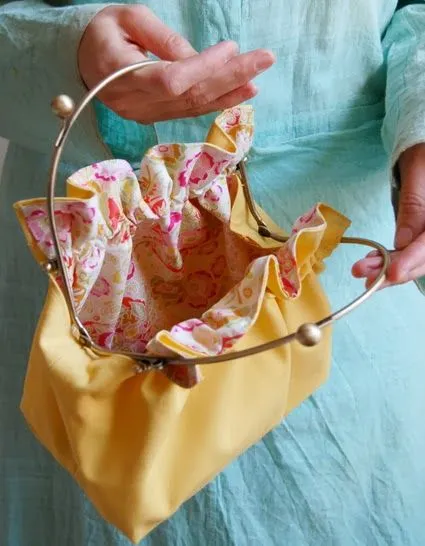 A pequena Loretta: Bolso reversible con asas metalicas
