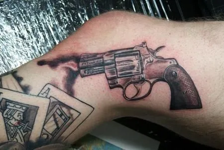Una pequeña #pistola y varias cartas de #póker componen este ...