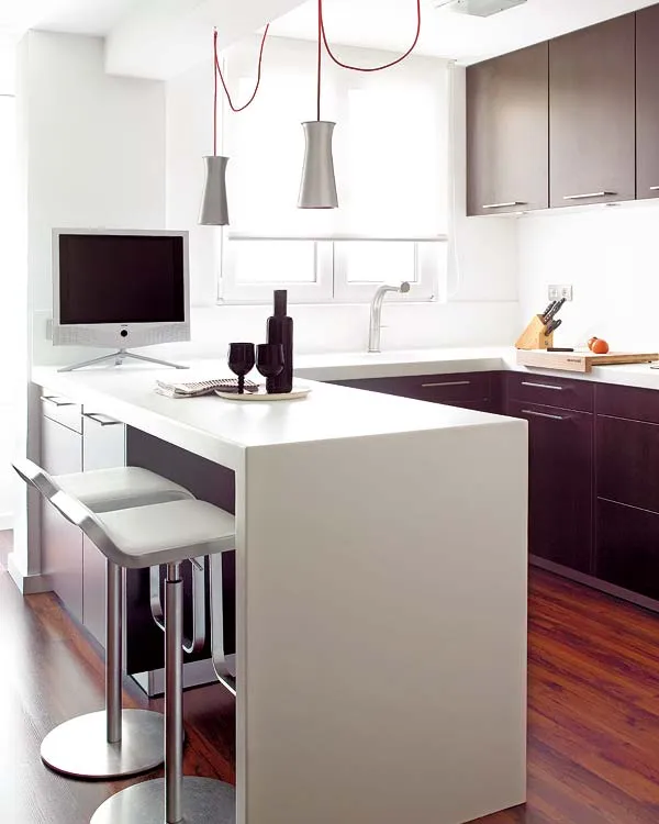 Pequeñas cocinas distribuidas en "L", con barra de desayunos