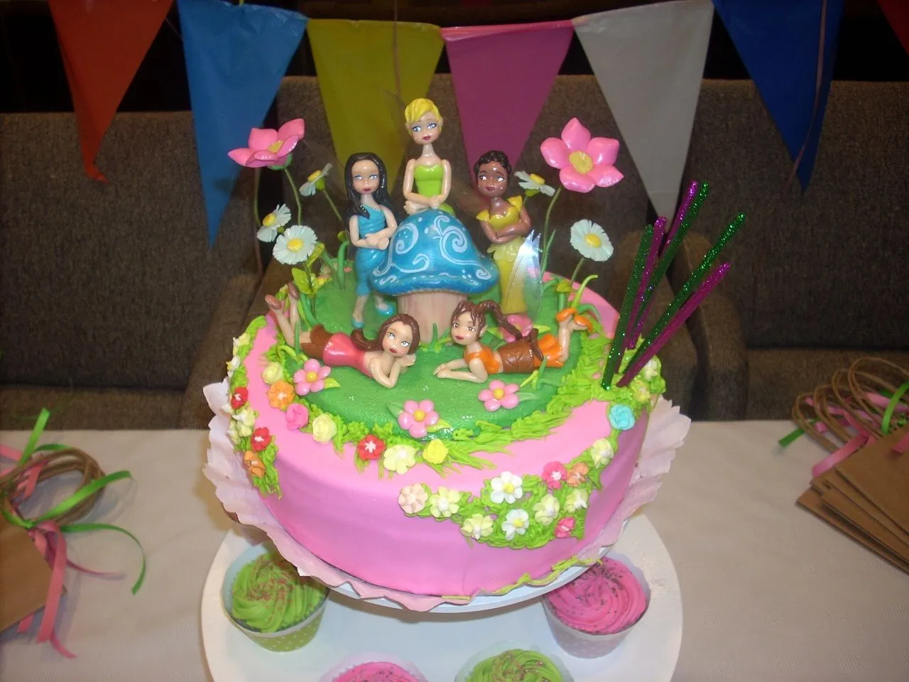 Pequeñas Tentaciones: Torta y Cupcakes Tinker Bell Pequeñas Tentaciones: Torta y Cupcakes Tinker Bell